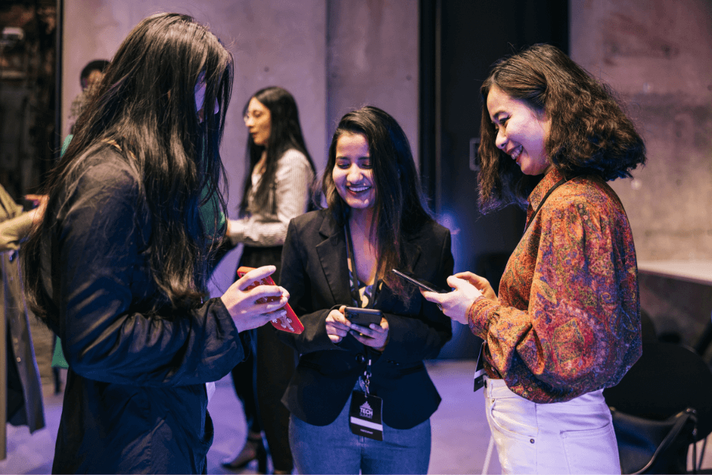 três mulheres fazendo networking em algum evento jurídic